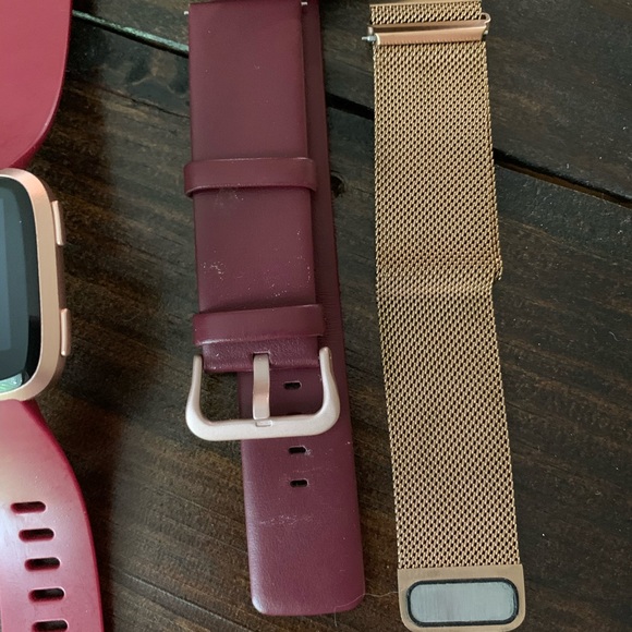 Fitbit Versa Smartwatch with Charger and Bands - Picture 6 of 6